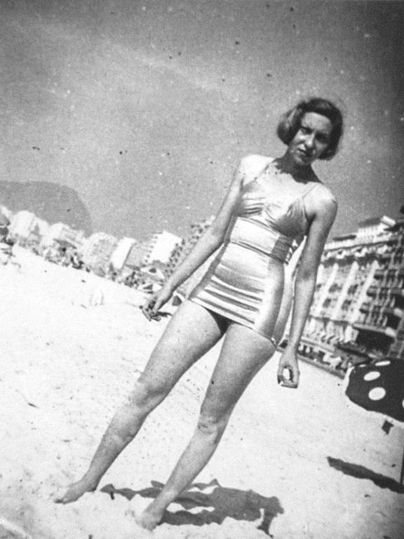 Clarice Lispector na praia do Leme, no Rio, por volta de 1960