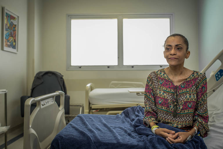 A esteticista Edvanda Cordeiro da Silva, 39, na cama do hospital