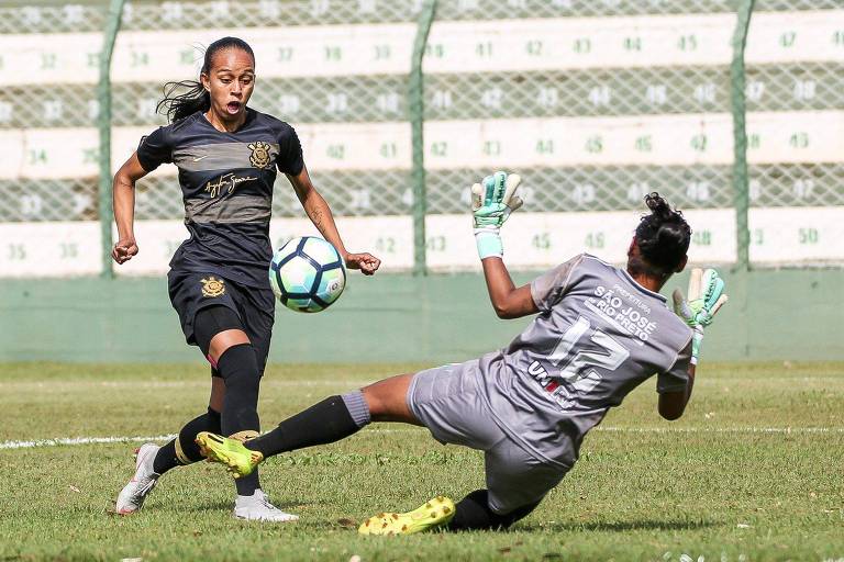 Adriana, do Corinthians, toca na saída da goleira Rosany, do Rio Preto, em jogo válido pela partida de ida da final do Brasileiro feminino