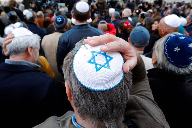 Manifestantes protestam contra antissemitismo em frente a sinagoga em Berlim 