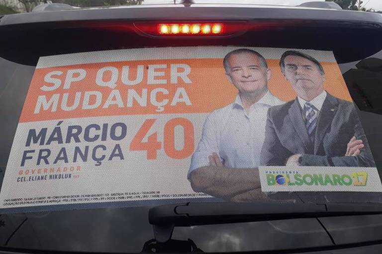 Adesivo com foto de Márcio França (PSB) e Jair Bolsonaro (PSL) colado em veículo em Sorocaba, no interior de São Paulo. Lê-se "São Paulo quer mudança" e há os números de legenda de França, 40, e de Bolsonaro, 17