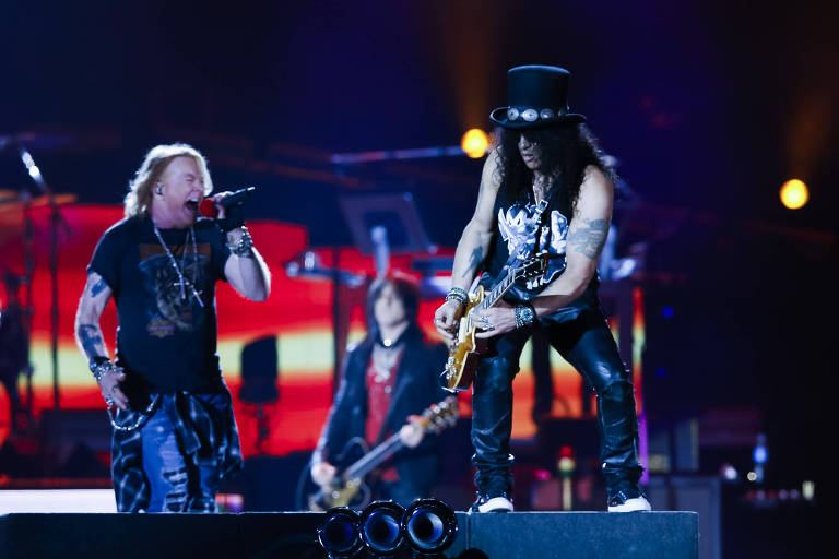 Axl Rose e o guitarrista Slash na apresentação da banda Guns N' Roses em SP