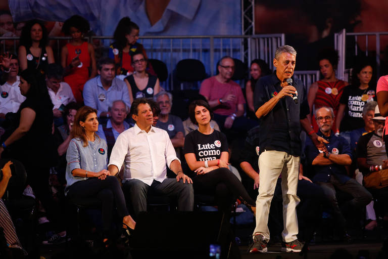 Chico Buarque discursa durante comício, com a presença do candidato à Presidência Fernando Haddad (PT) na Lapa, Rio de Janeiro 