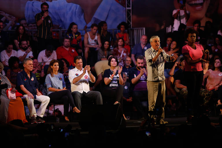 Caetano Veloso discursa durante comício, com a presença do candidato à Presidência Fernando Haddad (PT) na Lapa, Rio de Janeiro 