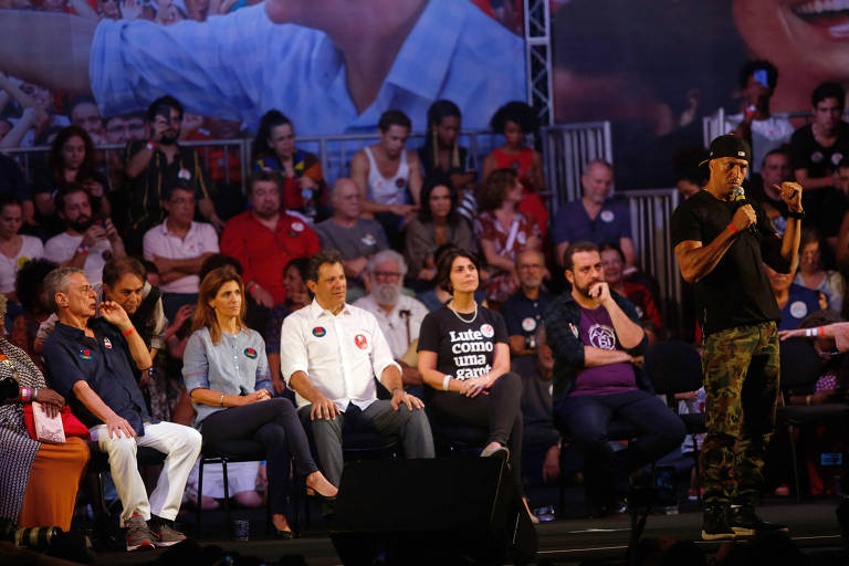 Mano Brown discursa durante comício, com a presença do candidato à Presidência Fernando Haddad (PT) na Lapa, Rio de Janeiro 