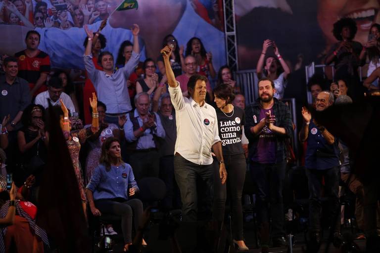 O candidato à Presidência Fernando Haddad (PT) durante comício na Lapa, Rio de Janeiro 
