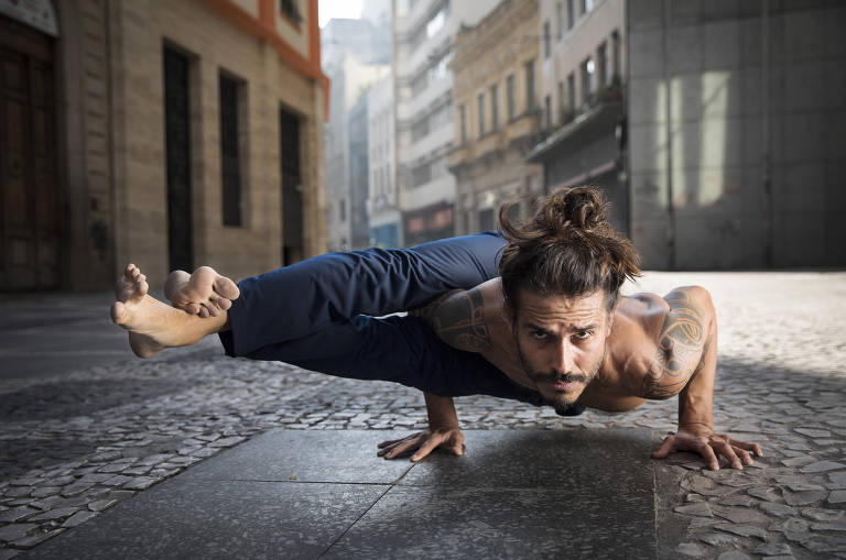 Dinâmica vigorosa de yoga trabalha core, abdômen e costas