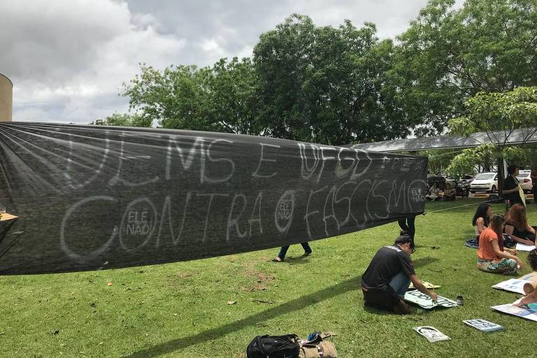 Estudantes da Universidade Federal da Grande Dourados (IUFGD) e da Uems (Universidade Estadual de Mato Grosso do Sul) protestam dentro do campus universitário contra a proibição de aula pública sobre fascismo pela Justiça Eleitoral, em Dourados (MS).