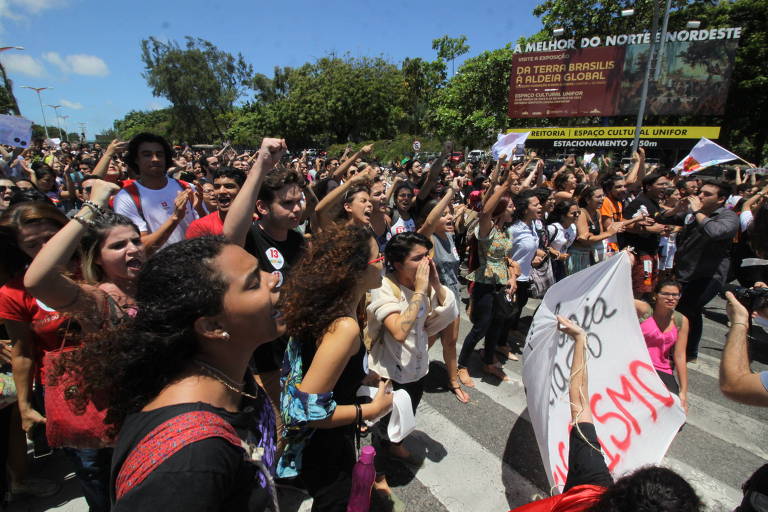 Estudantes fazem protesto em frente à Unifor após denúncia de estupro de aluna 