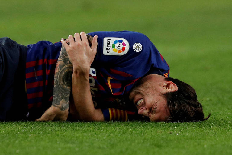 Lionel Messi sofre lesão durante jogo entre Barcelona e Sevilla, pelo Campeonato Espanhol