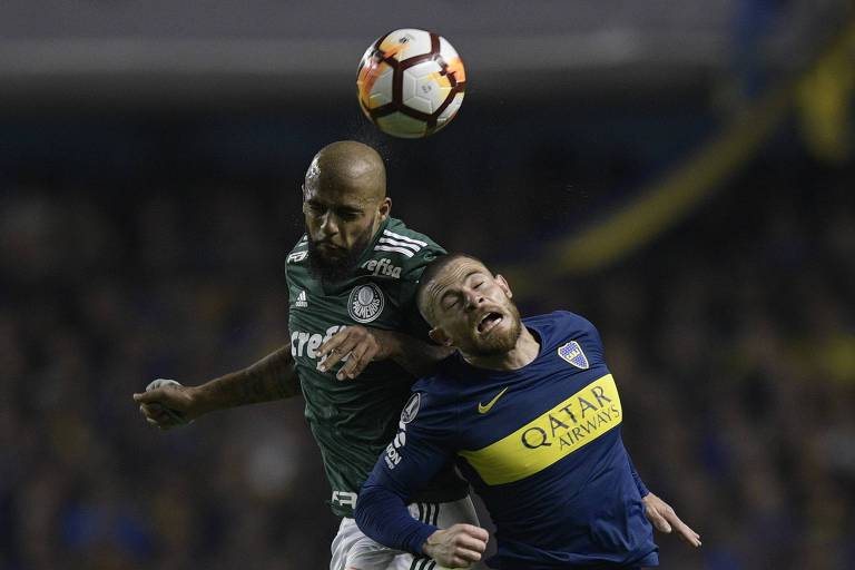 Felipe Melo divide a bola com Nahitan Nandez, durante partida entre Boca Juniors e Palmeiras em Buenos Aires