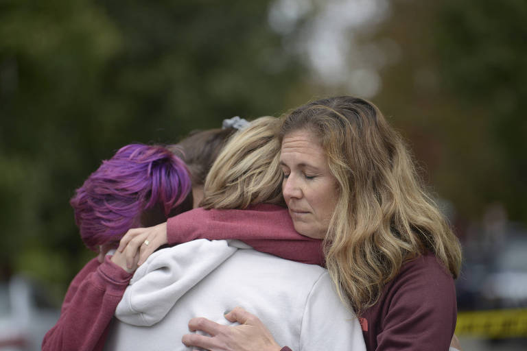 Da esquerda para a direita, Cody Murphy, Sabrina Weihrauch e Amanda Godley se abraçam após ataque contra a sinagoga Tree of Life, em Pittsburgh