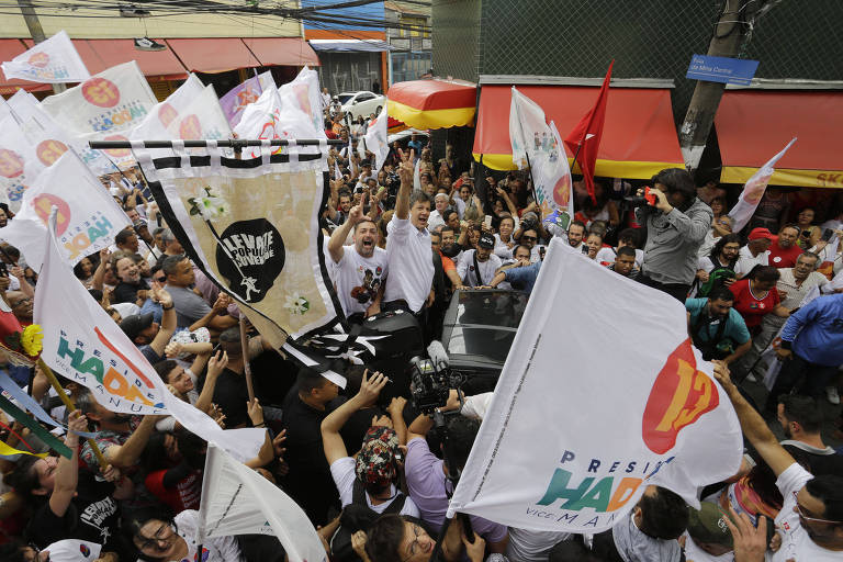 O candidato à Presidência Fernando Haddad (PT) realiza caminhada na véspera da eleição pelo bairro de Heliópolis, zona sul de São Paulo, na manhã deste sábado (27) 