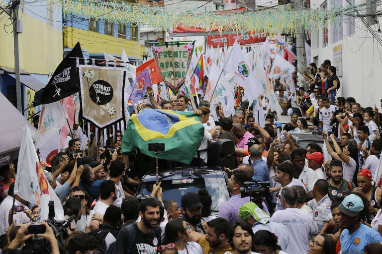 O candidato à Presidência Fernando Haddad (PT) realiza caminhada na véspera da eleição pelo bairro de Heliópolis, zona sul de São Paulo, na manhã deste sábado (27) 