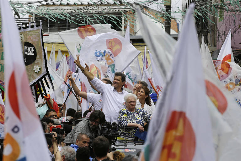 O candidato à Presidência Fernando Haddad (PT) realiza caminhada na véspera da eleição pelo bairro de Heliópolis, zona sul de São Paulo, na manhã deste sábado (27) 