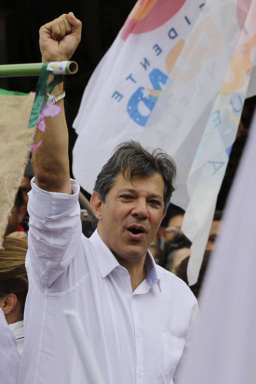 O candidato à Presidência Fernando Haddad (PT) realiza caminhada na véspera da eleição pelo bairro de Heliópolis, zona sul de São Paulo, na manhã deste sábado (27) 