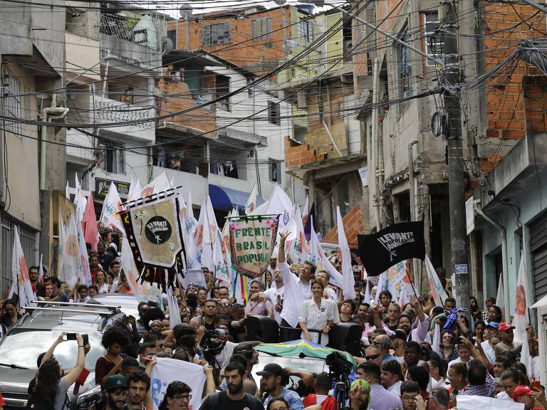 O candidato à Presidência Fernando Haddad (PT) realiza caminhada na véspera da eleição pelo bairro de Heliópolis, zona sul de São Paulo, na manhã deste sábado (27) 