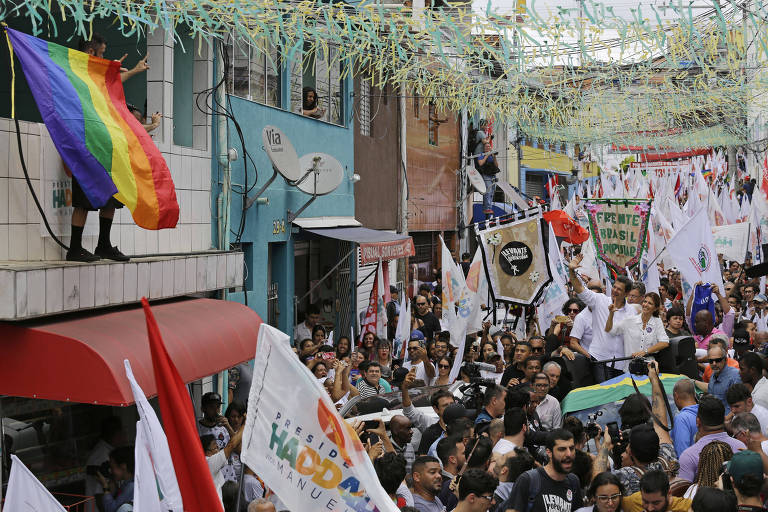 O candidato à Presidência Fernando Haddad (PT) realiza caminhada na véspera da eleição pelo bairro de Heliópolis, zona sul de São Paulo, na manhã deste sábado (27) 