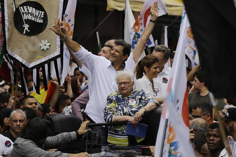 O candidato à Presidência Fernando Haddad (PT) realiza caminhada na véspera da eleição pelo bairro de Heliópolis, zona sul de São Paulo, na manhã deste sábado (27) 