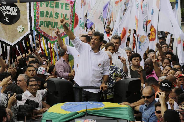 O candidato à Presidência Fernando Haddad (PT) realiza caminhada na véspera da eleição pelo bairro de Heliópolis, zona sul de São Paulo, na manhã deste sábado (27) 