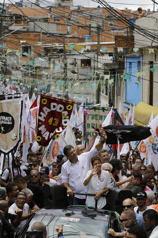 O candidato à Presidência Fernando Haddad (PT) realiza caminhada na véspera da eleição pelo bairro de Heliópolis, zona sul de São Paulo, na manhã deste sábado (27) 