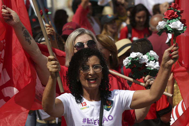 Eleitores do candidato à Presidência Fernando Haddad (PT) durante manifestação da campanha 