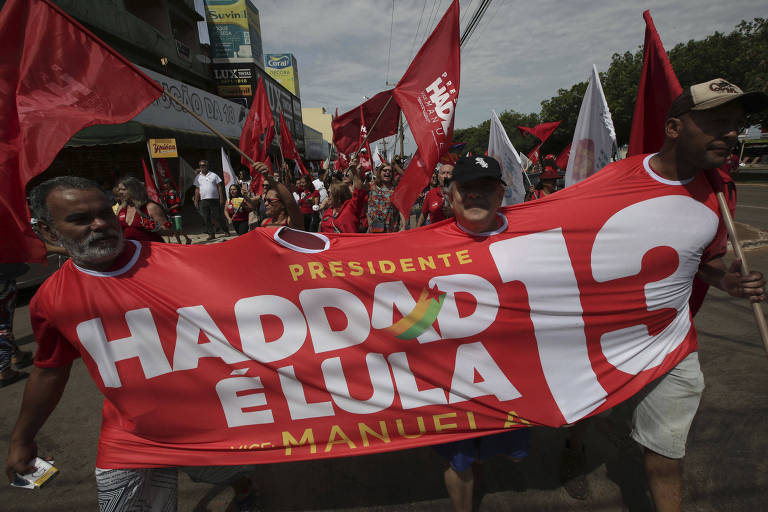Eleitores do candidato à Presidência Fernando Haddad (PT) durante manifestação da campanha 