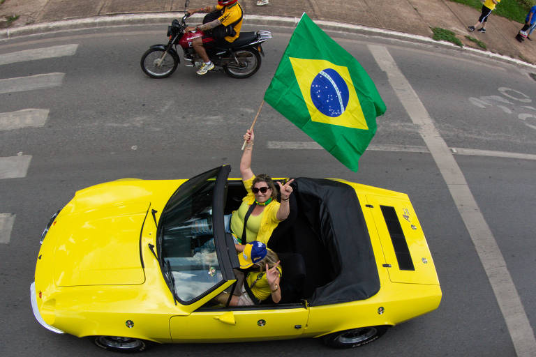 Apoiadores do candidato do PSL à Presidência da República, Jair Bolsonaro, realizam  carreata entre o Estádio Nacional e a Esplanada dos Ministérios, em Brasília (DF)