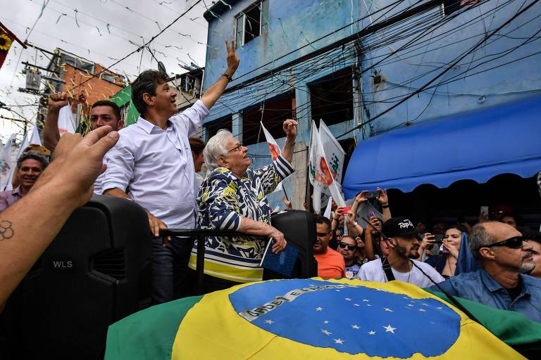 O candidato à Presidência Fernando Haddad (PT) acena para eleitores durante caminhada em Heliópolis, zona sul de São Paulo