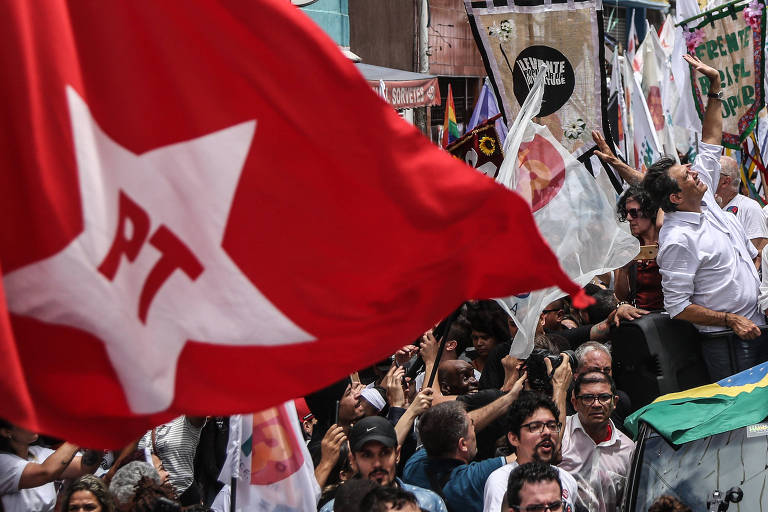 O candidato à Presidência Fernando Haddad (PT) acena para eleitores durante caminhada em Heliópolis, zona sul de São Paulo