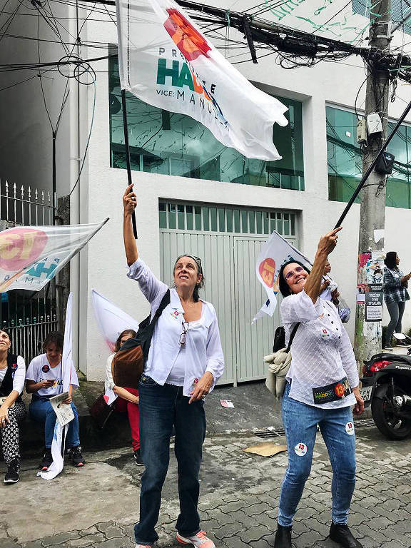 Apoiadoras do candidato Fernando Haddad (PT) participam de caminhada em Heliópolis, no último dia de campanha eleitoral