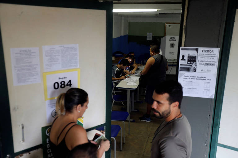 Eleitores aguardam a entrada em seção eleitoral em colégio do Rio de Janeiro
