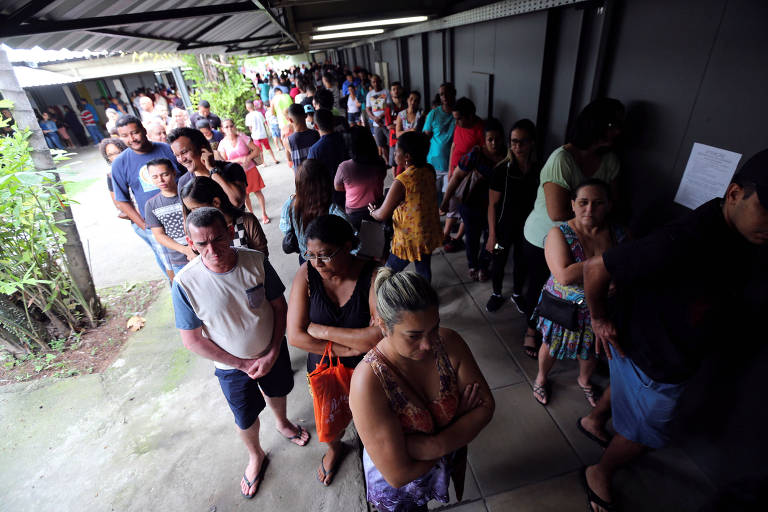 Eleitores aguardam em fila a abertura de zona eleitoral, no Rio de Janeiro