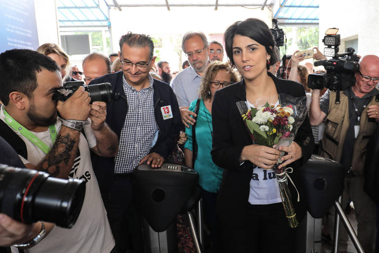 A candidata à vice-presidência Manuela D'Avila chega para votar, em Porto Alegre