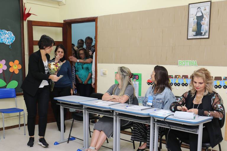 A candidata à vice-presidência Manuela D'Avila chega para votar, em Porto Alegre