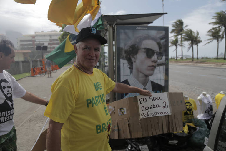 Ambulantes vendem camisas e acessórios pró-Bolsonaro próximo ao condomínio onde mora o candidato à presidência pelo PSL, na Barra da Tijuca, no  Rio de Janeiro