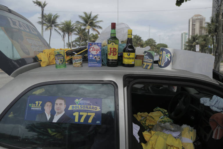 Ambulantes vendem camisas e acessórios pró-Bolsonaro próximo ao condomínio onde mora o candidato à presidência pelo PSL, na Barra da Tijuca, no  Rio de Janeiro