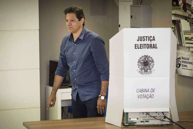 O candidato Fernando Haddad (PT) acompanhado da mulher Ana Estela após votar no colégio Brazilian International School, em Moema, São Paulo