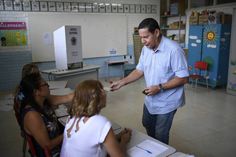 General Hamilton Mourão, candidato a vice-presidente na chapa com Jair Bolsonaro (PSL), durante a sua votação, em Brasília