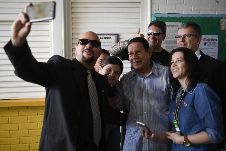 General Hamilton Mourão, candidato a vice-presidente na chapa com Jair Bolsonaro (PSL), durante a sua votação, em Brasília