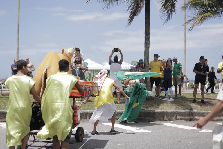 Apoiadores do candidato à Presidência pelo PSL, Jair Bolsonaro, em frente ao condomínio onde ele mora, na Barra da Tijuca, no  Rio de Janeiro