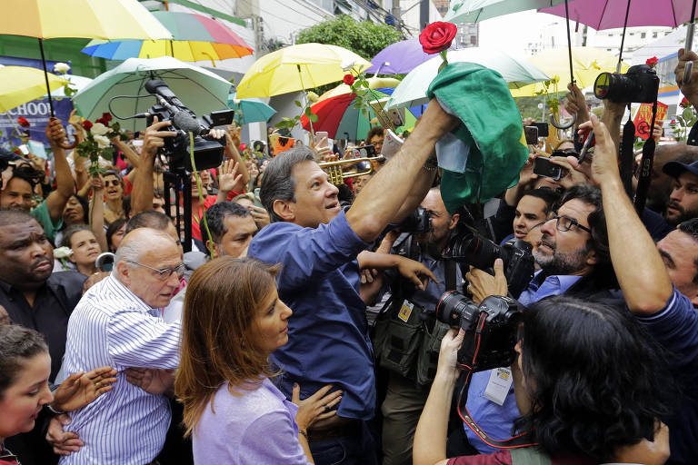Apioadores de Fernando Haddad em frente ao local de votação do candidato, em São Paulo