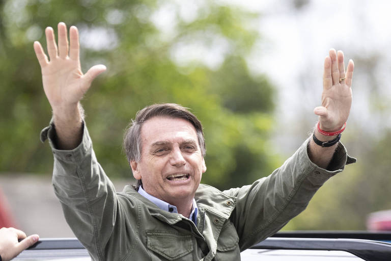 Jair Bolsonaro, do PSL, o presidente eleito do Brasil, acena depois de votar no Rio