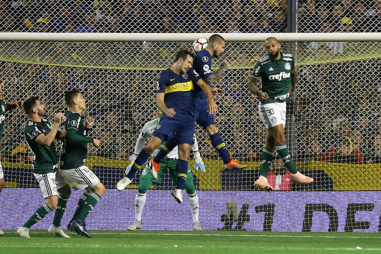 Benedetto sobe de cabeça para fazer o primeiro gol do Boca Juniors sobre o Palmeiras em La Bombonera