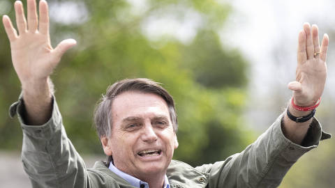 (181028) -- RIO DE JANEIRO, octubre 28, 2018 (Xinhua) -- El candidato del Partido Social Liberal (PSL) a la Presidencia de Brasil, Jair Bolsonaro, saluda luego de emitir su voto para la segunda vuelta de las elecciones generales, en RÃ­o de Janeiro, Brasil, el 28 de octubre de 2018. Los brasileÃ±os acuden el domingo a votar en la segunda vuelta de las elecciones generales de Brasil, en medio de una fuerte divisiÃ³n que refleja la profunda crisis econÃ³mica y polÃ­tica de los Ãºltimos aÃ±os, con un incremento de posiciones extremistas y episodios de violencia polÃ­tica. (Xinhua/Li Ming) (da) (cr) ORG XMIT: AGEN1810281250767204
