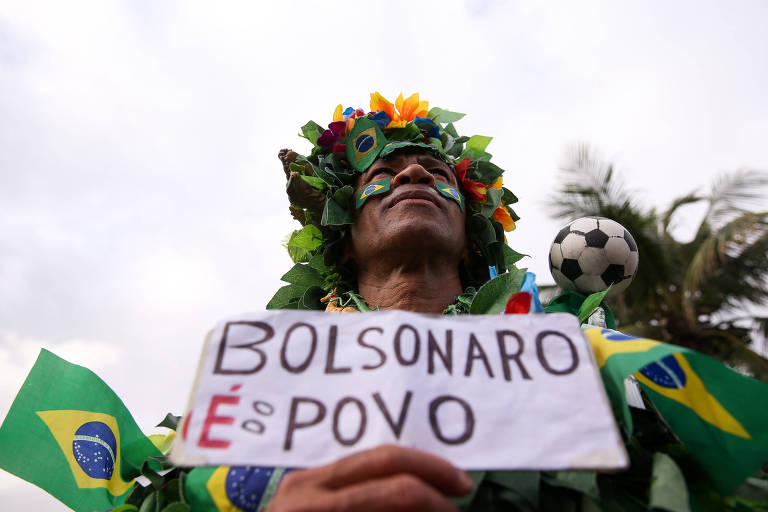 Eleitores de Jair Bolsonaro (PSL) fazem festa em frente ao condomínio onde o candidato mora na Barra da Tijuca, Rio de janeiro