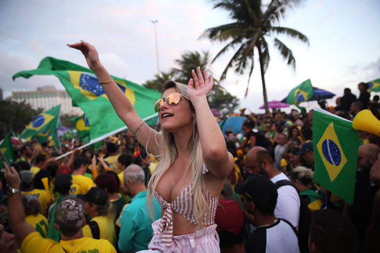 Apoiadores de Jair Bolsonaro aguardam o resultado das eleições no Rio de Janeiro