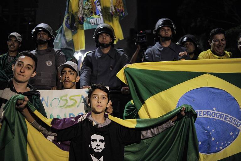 Eleitores de Jair Bolsonaro (PSL) comemoram vitória do candidato na Avenida Paulista na noite deste domingo (28) após término da apuração das eleições 2018