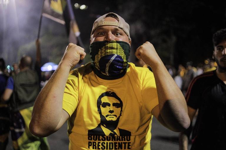 Eleitores de Bolsonaro comemoram vitória na eleição presidencial