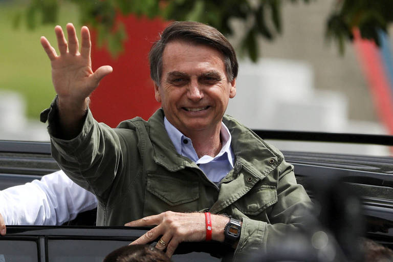 Jair Bolsonaro acena em dia de 2º turno
